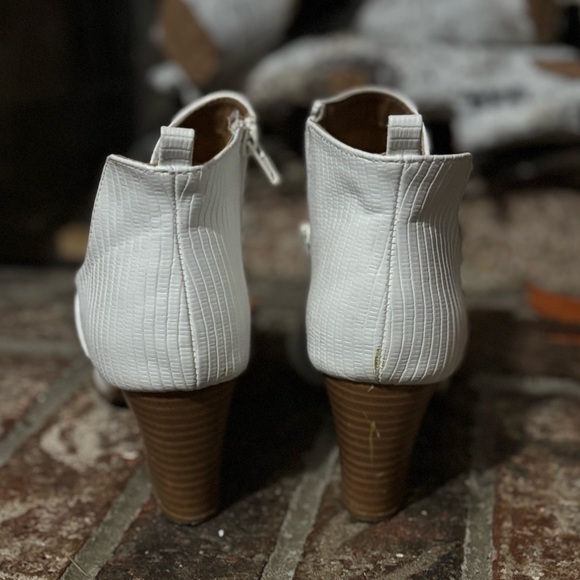 Qupid White Textured Ankle Booties - Picture 3 of 6